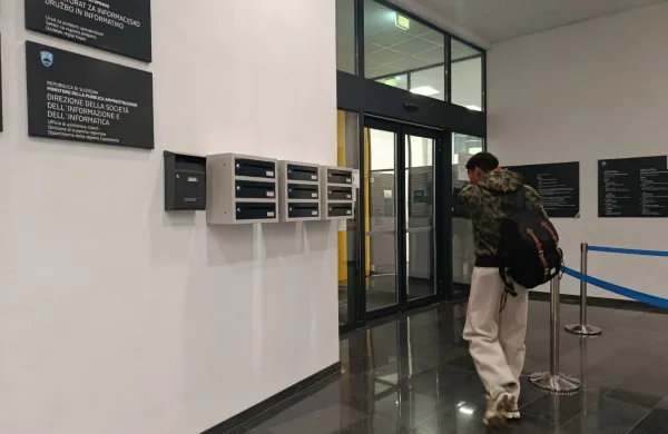 Upravne enote ob torkih in sredah po novem delajo dlje, a prvi podalj&scaron;an popoldan ni prinesel hude gneče