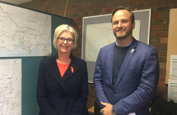 Neodvisna zvezna poslanka Helen Haines in liberalni kandidat Ross Lyman ob razglasitvi izidov volitev za sedež v okrožju Indi leta 2022.