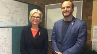 Neodvisna zvezna poslanka Helen Haines in liberalni kandidat Ross Lyman ob razglasitvi izidov volitev za sedež v okrožju Indi leta 2022.
