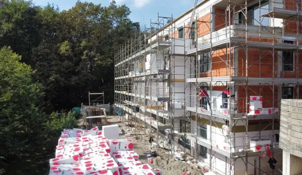 Toplotna izolacija večstanovanjskih stavb: od načrtovanja do izvedbe