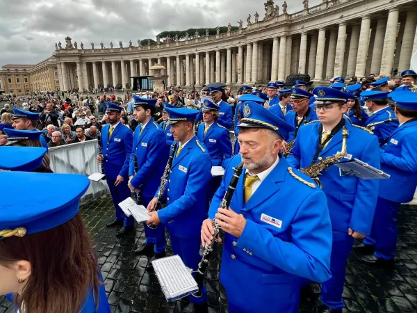 Čezmejni orkester GONG je skupaj z zavodom GO! 2025 v Vatikanu skozi glasbeni nastop danes prenesel sporočilo miru in dialoga.
