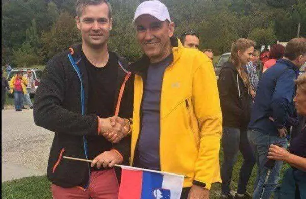 Dejan &Scaron;kvarč ob predsedniku SDS Janezu Jan&scaron;i