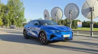 Ni majhen, a v vseh pogledih purističen &scaron;portnik. Je sodobna električna reinkarnacija Alpinove ideje, pri kateri pa so vozne lastnosti &scaron;e kako na prvem mestu.