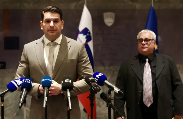 Ljubljana, DZ.Izjava za medije kandidata za nadomestnega poslanca Resnice Slavka Moharica.Predsednik DZ Zoran Stevanovic.