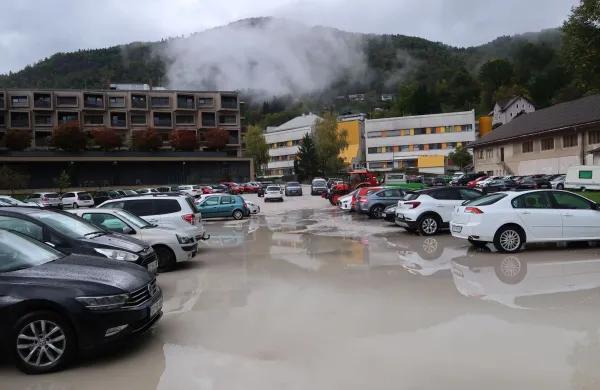 Parkirni kaos v neurejenem predelu Idrije se bo pred volitvami poslovil