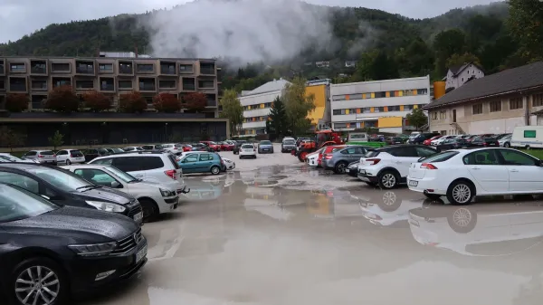 Parkirni kaos v neurejenem predelu Idrije se bo pred volitvami poslovil