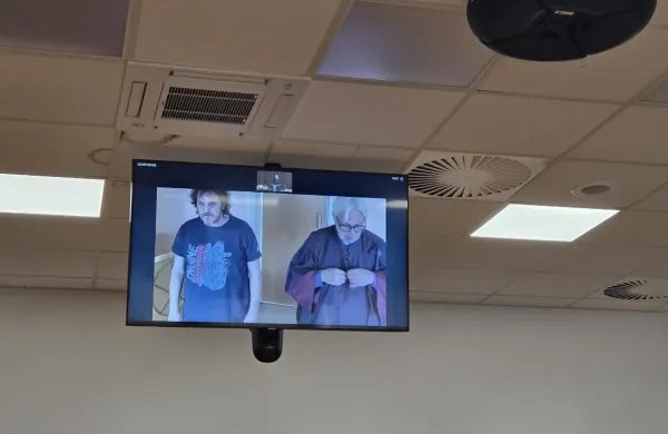 Napadalec odkorakal iz pripora, žrtev zaradi poskusa ropa končala za zapahi