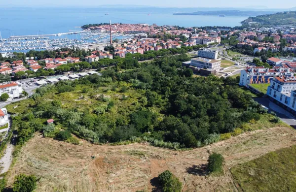 Izola, 22.08.2023 Izola - panorama, Livade, zahodne Livade, Livade-zahod, zemlji&scaron;če, avio posnetek iz zraka Foto:Tomaž Primožič/FPA