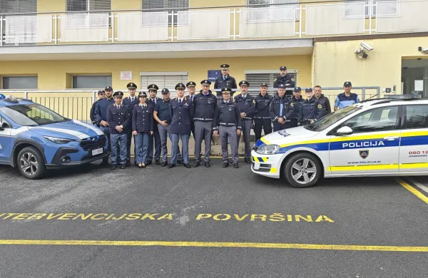 Danes je na območju Policijske uprave Koper in Kvesture Trst med Divačo, Bazovico in Kozino potekala skupna vaja slovenske in italijanske policije s področja čezmejnega zasledovanja.