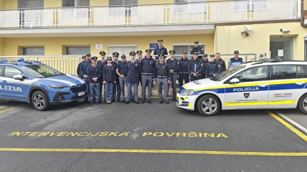 Danes je na območju Policijske uprave Koper in Kvesture Trst med Divačo, Bazovico in Kozino potekala skupna vaja slovenske in italijanske policije s področja čezmejnega zasledovanja.