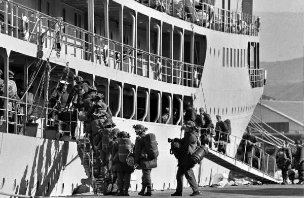 SLOVENIJA, KOPER, 26.10.1991, 26. OKTOBER 1991Zadnji vojaki s svojo opremo se vkrcavajo na ladjo Galeb, ker zapuscajo ozemlje Slovenije v Luki Koper. Vojna za Slovenijo.Foto: BOBO