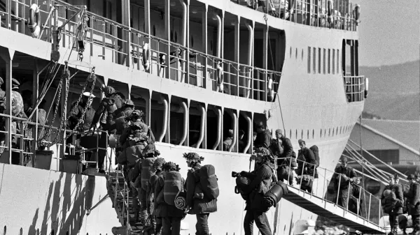 SLOVENIJA, KOPER, 26.10.1991, 26. OKTOBER 1991Zadnji vojaki s svojo opremo se vkrcavajo na ladjo Galeb, ker zapuscajo ozemlje Slovenije v Luki Koper. Vojna za Slovenijo.Foto: BOBO