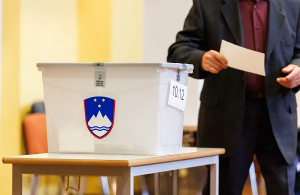 Radomlje, Kulturni dom.V Sloveniji poteka glasovanje na zakonodajnem referendumu o noveli zakona o parlamentarni preiskavi ter treh posvetovalnih referendumih.