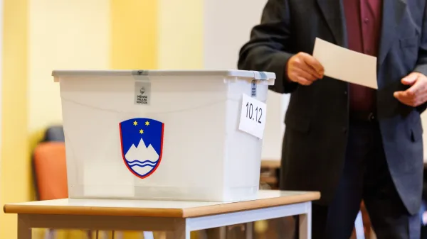 Radomlje, Kulturni dom.V Sloveniji poteka glasovanje na zakonodajnem referendumu o noveli zakona o parlamentarni preiskavi ter treh posvetovalnih referendumih.