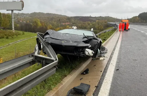 Slovenec z lamborghinijem na hrva&scaron;ki avtocesti trčil v za&scaron;čitno ograjo.