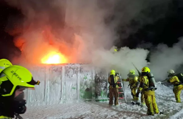 Zaradi velike količine gorečih pnevmatik so morali skozi noč prekopavati požari&scaron;če, odkrivati skrita žari&scaron;ča in jih temeljito zalivati s peno.