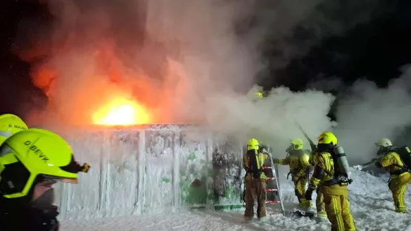 Zaradi velike količine gorečih pnevmatik so morali skozi noč prekopavati požari&scaron;če, odkrivati skrita žari&scaron;ča in jih temeljito zalivati s peno.