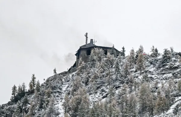 Nemčija, Bavarska.Posledice požara v Orlovem gnezdu (Kehlsteinhaus).