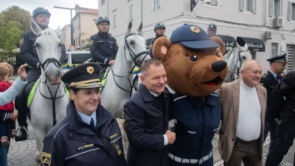 Koper, 24.10-2026Dan odprtih vrat Slovenske vojske, policije in Uprave Rs za zaščito in rešervanje ob dnevu suverenosti,prisoten je bil minister za notranje zadeve Franci Matoz in državni sekretar