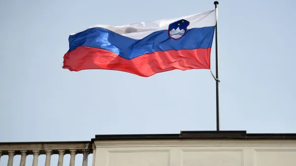 Slovenska zastava na vladni palači.