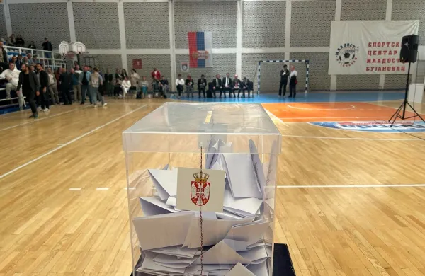 V Srbiji so se danes ob 7. uri odprla voli&scaron;ča na predčasnih parlamentarnih volitvah.