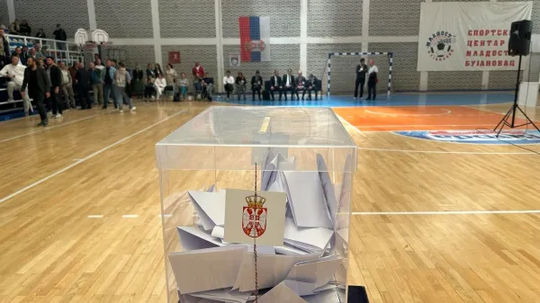 V Srbiji so se danes ob 7. uri odprla voli&scaron;ča na predčasnih parlamentarnih volitvah.