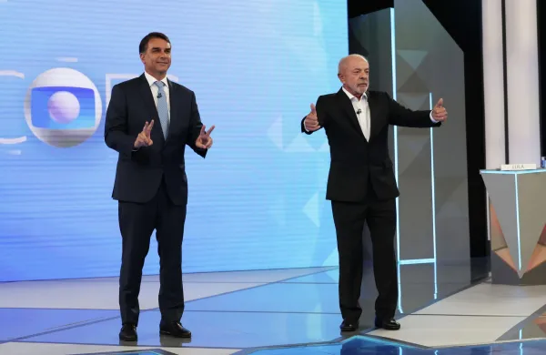 Zadnje televizijsko soočenje v okviru drugega kroga brazilskih predsedni&scaron;kih volitev.Kandidat za predsednika Brazilije Flavio Bolsonaro in brazilski predsednik Luiz Inacio Lula da Silva.