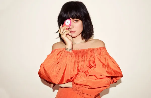 La chanteuse Lily Allen pose pour la campagne de sex toys de la marque allemande Womanizer German sex toy label Womanizer has now tapped Lily Allen for a new campaign. In the latest visuals, the Smile singer talks everything from her own experiences with sexual pleasure, to her collaborative product dubbed Liberty. So I've got a little secret. I masturbate. But why is saying it out loud so weird? the musician asks. Joining Womanizer as a Chief Liberation Officer, Allen is spearheading the company's new IMasturbate campaign, which raises awareness of female masturbation. Furthering the initiative, the duo has created a limited-edition toy called Liberty, ideal for exploring and challenging myths behind masturbation. Arriving in a vibrant pink and orange color palette, the compact gadget provides six intensity levels that can be activated with two simple buttons. The water-resistant toy is complete with a magnetic cap.,Image: 565177118, License: Rights-managed, Restrictions:, Model Release: no, Credit line: Womanizer via Bestimage/Bestimage/Profimedia