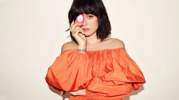 La chanteuse Lily Allen pose pour la campagne de sex toys de la marque allemande Womanizer German sex toy label Womanizer has now tapped Lily Allen for a new campaign. In the latest visuals, the Smile singer talks everything from her own experiences with sexual pleasure, to her collaborative product dubbed Liberty. So I've got a little secret. I masturbate. But why is saying it out loud so weird? the musician asks. Joining Womanizer as a Chief Liberation Officer, Allen is spearheading the company's new IMasturbate campaign, which raises awareness of female masturbation. Furthering the initiative, the duo has created a limited-edition toy called Liberty, ideal for exploring and challenging myths behind masturbation. Arriving in a vibrant pink and orange color palette, the compact gadget provides six intensity levels that can be activated with two simple buttons. The water-resistant toy is complete with a magnetic cap.,Image: 565177118, License: Rights-managed, Restrictions:, Model Release: no, Credit line: Womanizer via Bestimage/Bestimage/Profimedia