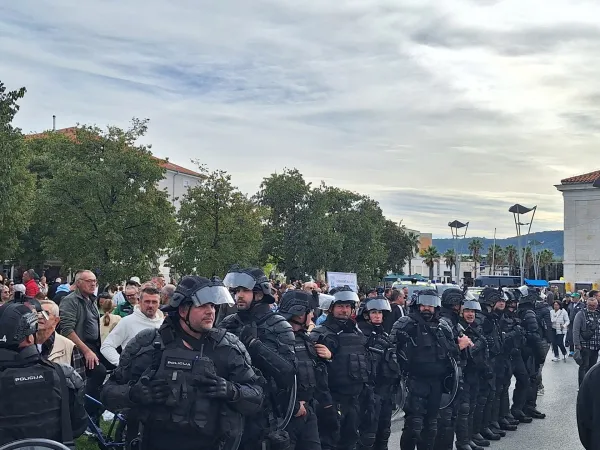 Del civilne družbe se je uprl državni proslavi ob dnevu suverenosti v Kopru.
