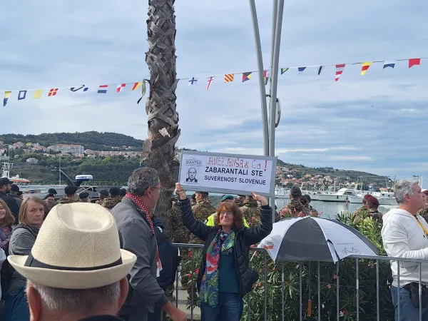 Del civilne družbe se je uprl državni proslavi ob dnevu suverenosti v Kopru.