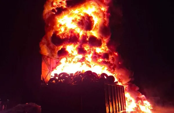 Gorelo 27 ton gum: ogenj gasilo več kot 60 gasilcev