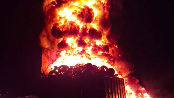 Gorelo 27 ton gum: ogenj gasilo več kot 60 gasilcev