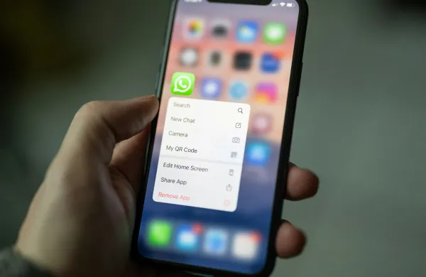Priljubljena aplikacija WhatsApp uvaja raz&scaron;irjen star&scaron;evski nadzor za najstnike, vključno z omejitvami umetne inteligence, ne da bi vdirala v zasebnost.