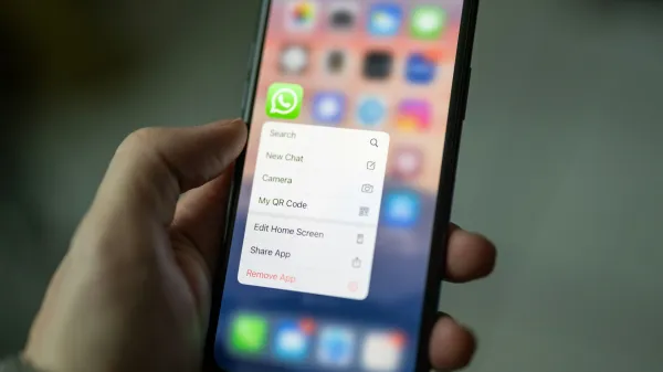 Priljubljena aplikacija WhatsApp uvaja raz&scaron;irjen star&scaron;evski nadzor za najstnike, vključno z omejitvami umetne inteligence, ne da bi vdirala v zasebnost.