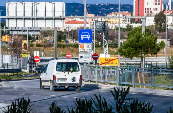 Koper, 01.01.2026od danes 1. januarja vožnja od meje z Italijo in do meje z Hrva&scaron;ko brez vinjet, obalna cesta vožnja brez vinjete, vinjetahitra cesta &Scaron;kofije-Koper