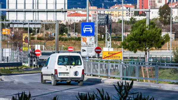 Koper, 01.01.2026od danes 1. januarja vožnja od meje z Italijo in do meje z Hrva&scaron;ko brez vinjet, obalna cesta vožnja brez vinjete, vinjetahitra cesta &Scaron;kofije-Koper
