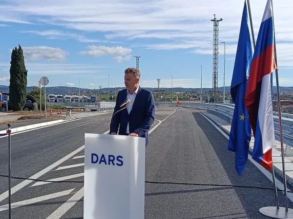 "Z novo Serminsko vpadnico izbolj&scaron;ujemo dostopnost pristani&scaron;ča in ustvarjamo bolj&scaron;e pogoje za učinkovito delovanje v logistiki," je poudaril predsednik uprave družbe DARS Peter Drobež. 