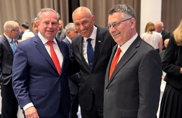 Na odprtju izraelskega veleposlani&scaron;tva v Ljubljani: izvr&scaron;ni direktor in lastnik Newsmax Christopher Ruddy, slovenski premier Janez Jan&scaron;a in izraelski zunanji minister Gideon Sa'ar. 