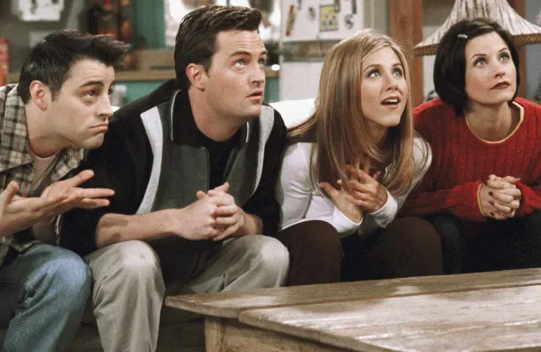 Matthew Perry (drugi z leve) je svetovno slavo dosegel z vlogo Chandlerja v seriji Prijatelji.