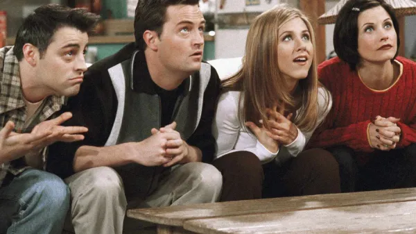 Matthew Perry (drugi z leve) je svetovno slavo dosegel z vlogo Chandlerja v seriji Prijatelji.