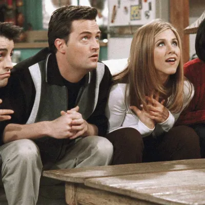 Matthew Perry (drugi z leve) je svetovno slavo dosegel z vlogo Chandlerja v seriji Prijatelji.