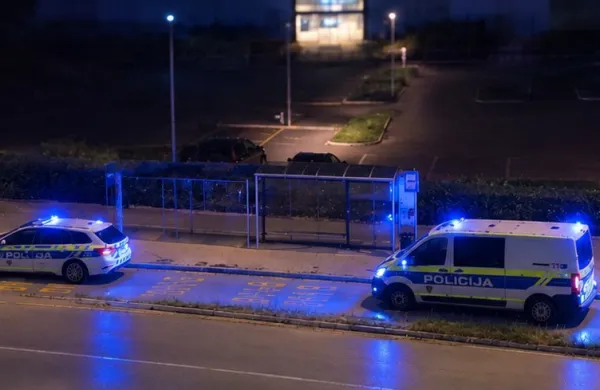 Policist s čelom v glavo udaril vklenjenega fanta
