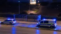 Policist s čelom v glavo udaril vklenjenega fanta