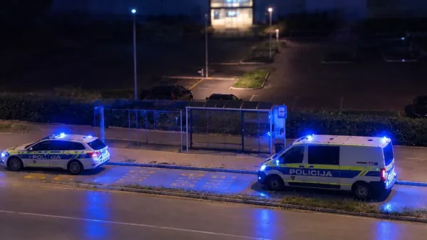 Policist s čelom v glavo udaril vklenjenega fanta