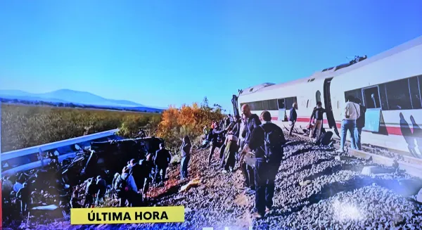 Posnetek zaslona, ki prikazuje prizorisce nesrece dveh hitrih vlakov v provinci Toledo v Spaniji. V trcenju je umrlo najmanj 30 ljudi, vec je poskodovanih.