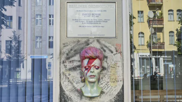 Na Berlinalu tudi neobjavljeni koncertni posnetki Davida Bowieja