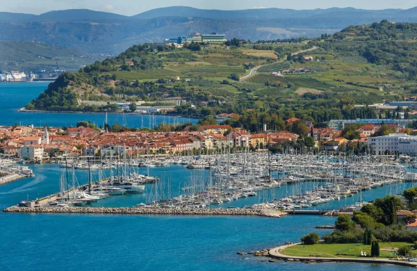 Izola, 25.9.2026Panorama mesto Izola, morje in Izola, Marina Izola in Splo&scaron;na bolni&scaron;nica Izola