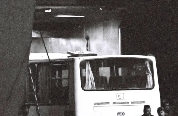 Koper, 25.10.1991Luka Koper, odhod zadnjega vojaka JA, Jugoslovanske armade iz Slovenije, rok so imeli do polnoči, natovorili so kar so lahko, nakar so zaprli dvižni most in lu&scaron;ka delavca sta odvezala ladjo VenusFoto: Zdravko Primožič/FPA