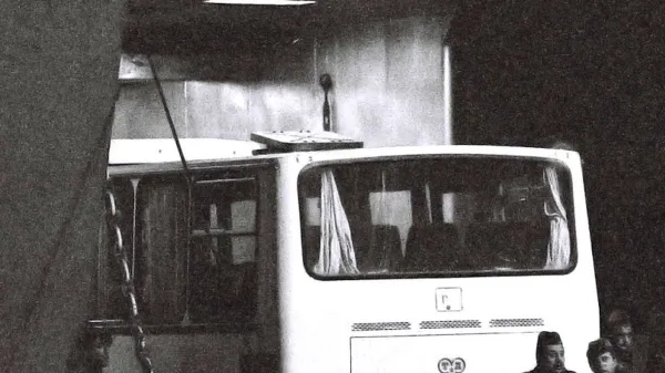 Koper, 25.10.1991Luka Koper, odhod zadnjega vojaka JA, Jugoslovanske armade iz Slovenije, rok so imeli do polnoči, natovorili so kar so lahko, nakar so zaprli dvižni most in lu&scaron;ka delavca sta odvezala ladjo VenusFoto: Zdravko Primožič/FPA